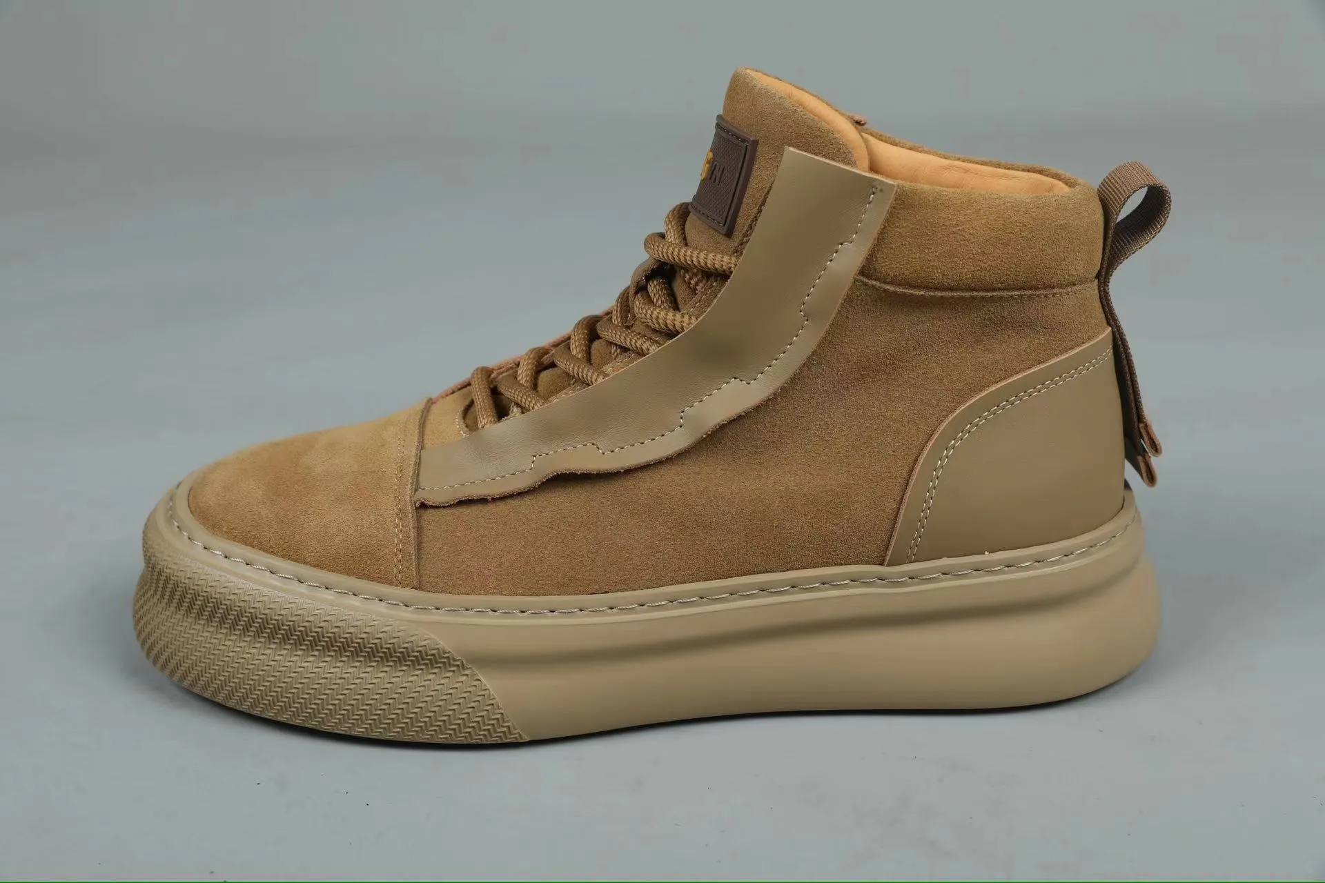 Men's shoes 💰600 IUGGI handsome double-sided short boots. I was attracted by it at first sight. Exclusive and original private outsole. Super soft and light rebound. Top layer calfskin grain frosted. Full texture. All sheep fur inside. Size: 39-44 Model 3681